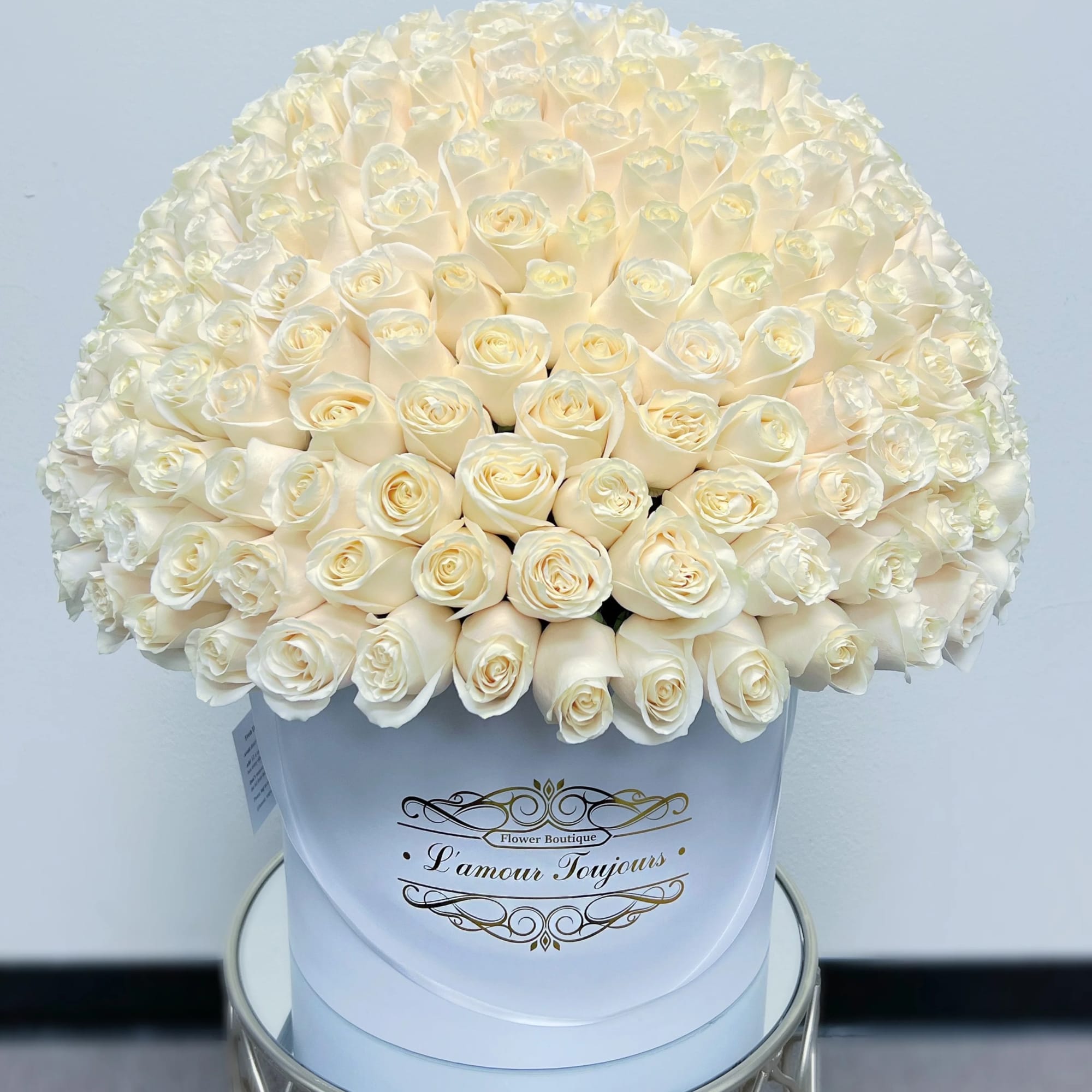 200 White Roses Signature Box