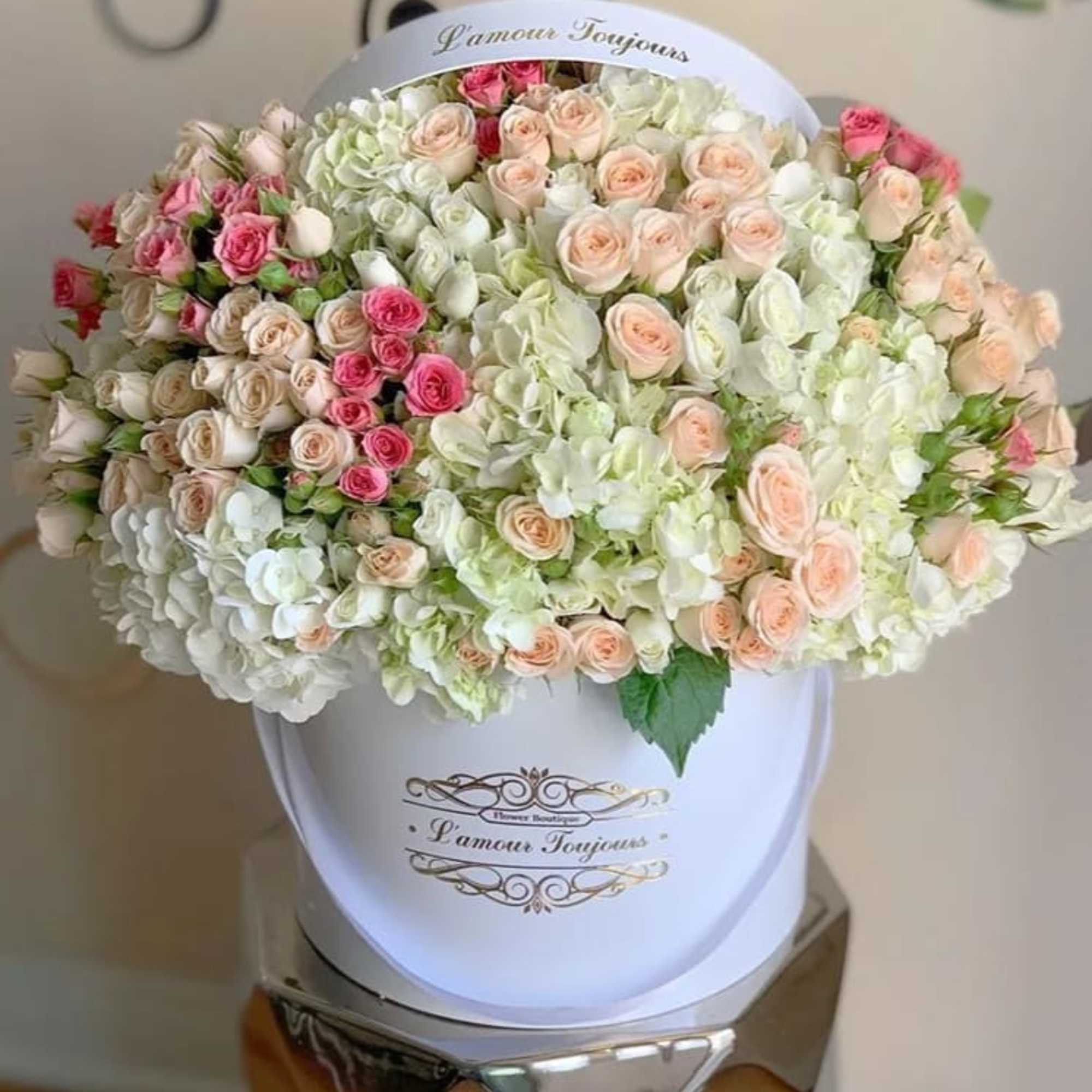 Spray Roses Signature Box