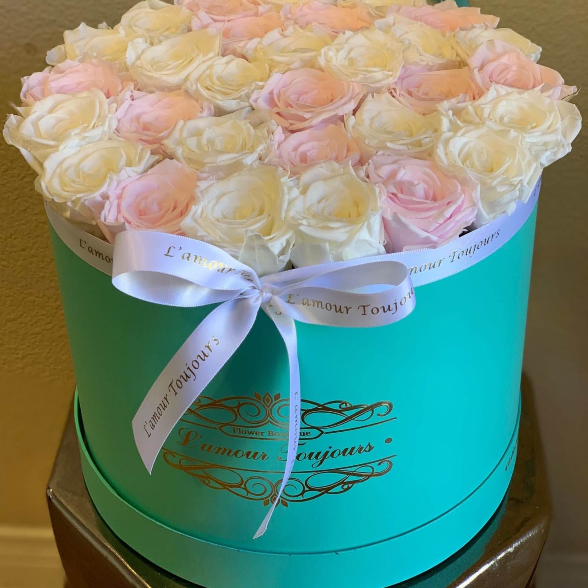 Everlasting Tiffany Signature Box - Real Roses that last up to 3 years