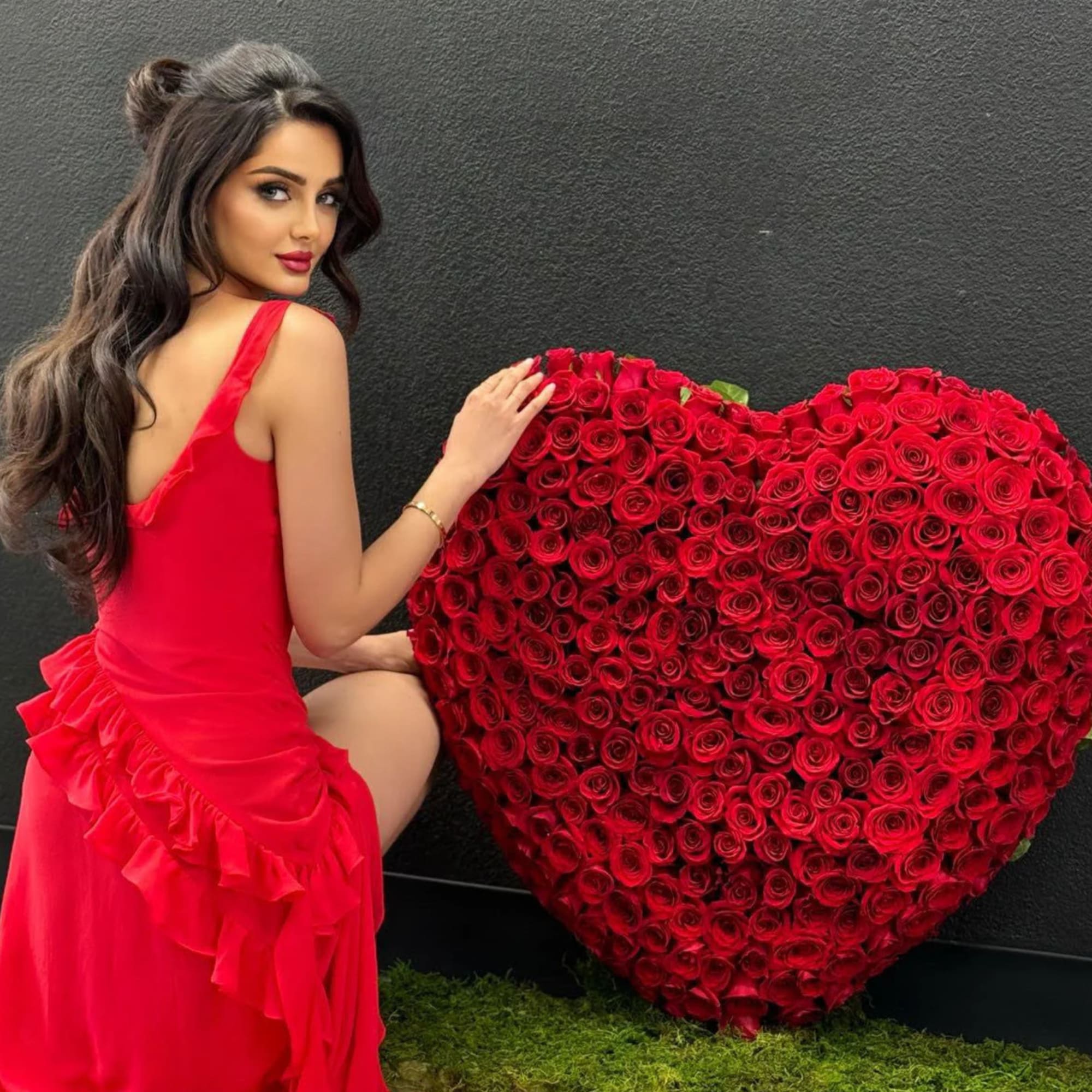 Signature Standing Heart of Roses
