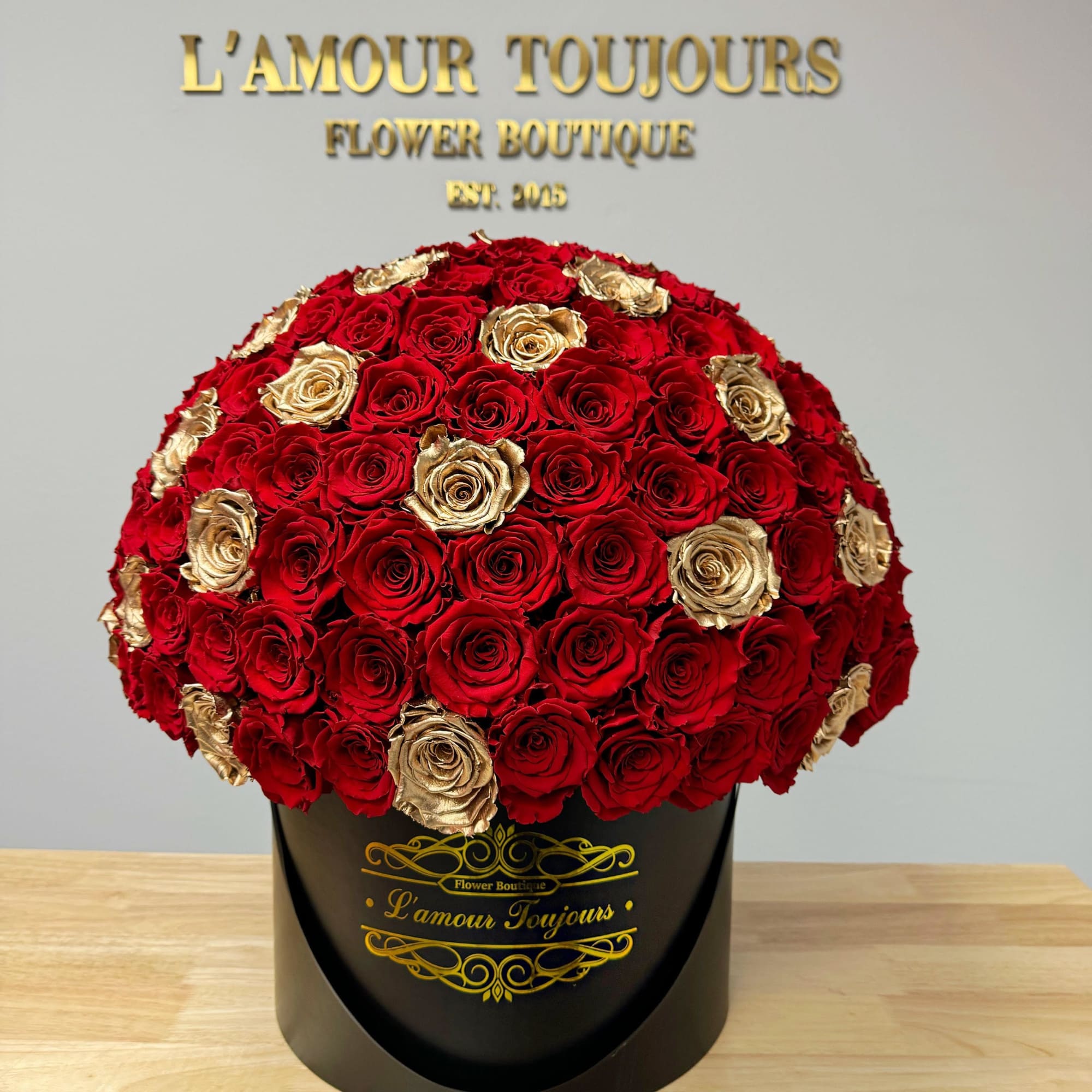 Grand Dome of 200 Everlasting Roses
